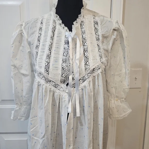 Beth Michaels size medium robe light weight - Picture 2 of 11